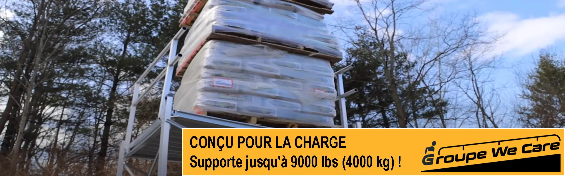 Une plateforme de fauteuil roulant démontrant sa capacité à supporter plus de 9000 lbs de ciment.