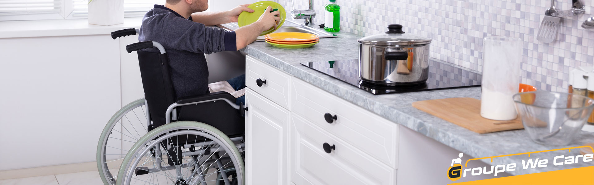 Cuisine adaptée pour personne à mobilité réduite avec plan de travail abaissé, évier dégagé en dessous et four mural accessible