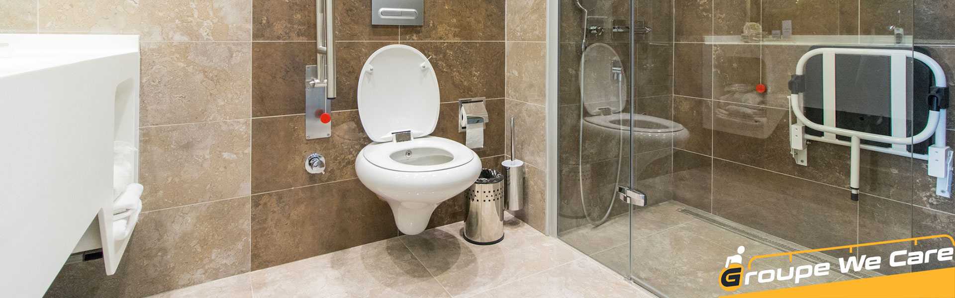 Salle de bains adaptée pour personne à mobilité réduite avec douche sans seuil, barres d'appui et lavabo accessible